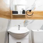 Apartment Retreat With Local Charm By Flat Mаnager *